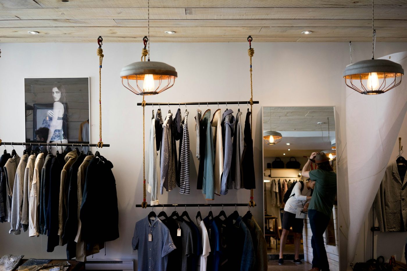 Portants de vêtements alignés dans une boutique