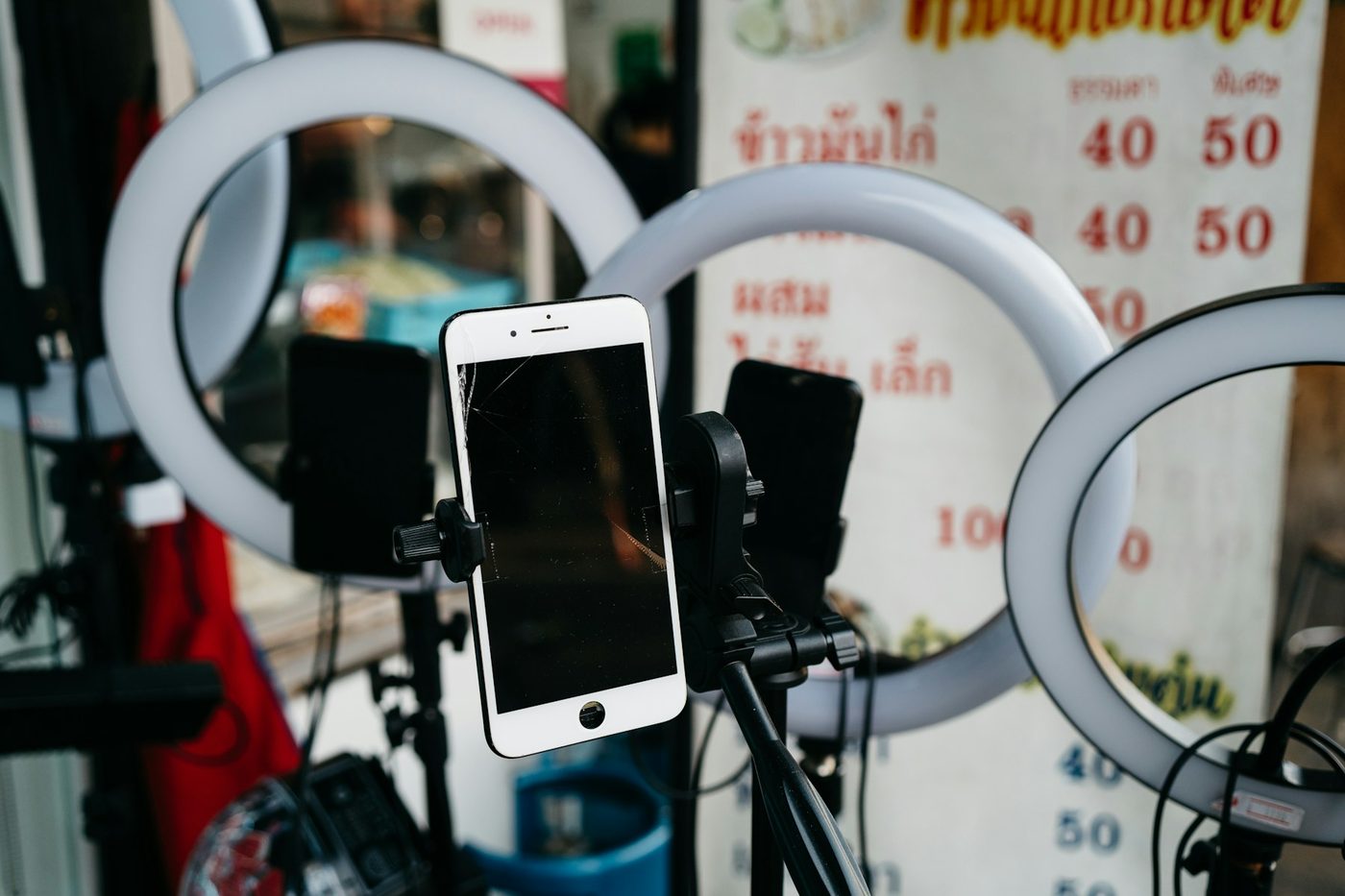 Smartphone monté sur un trépied entre deux anneaux lumineux